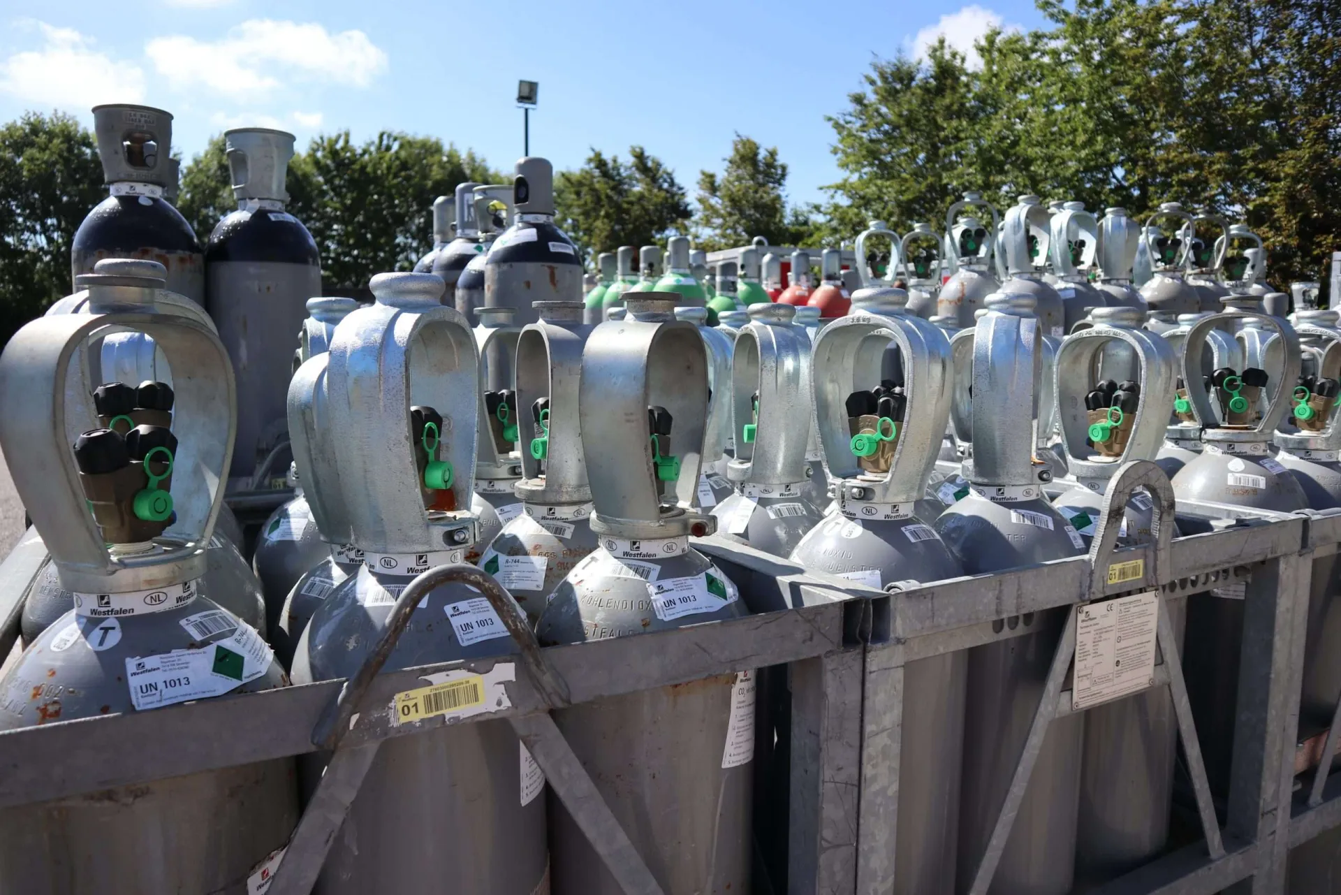 Gasflessen klaar voor levering op het terrein van Gasfles.nl